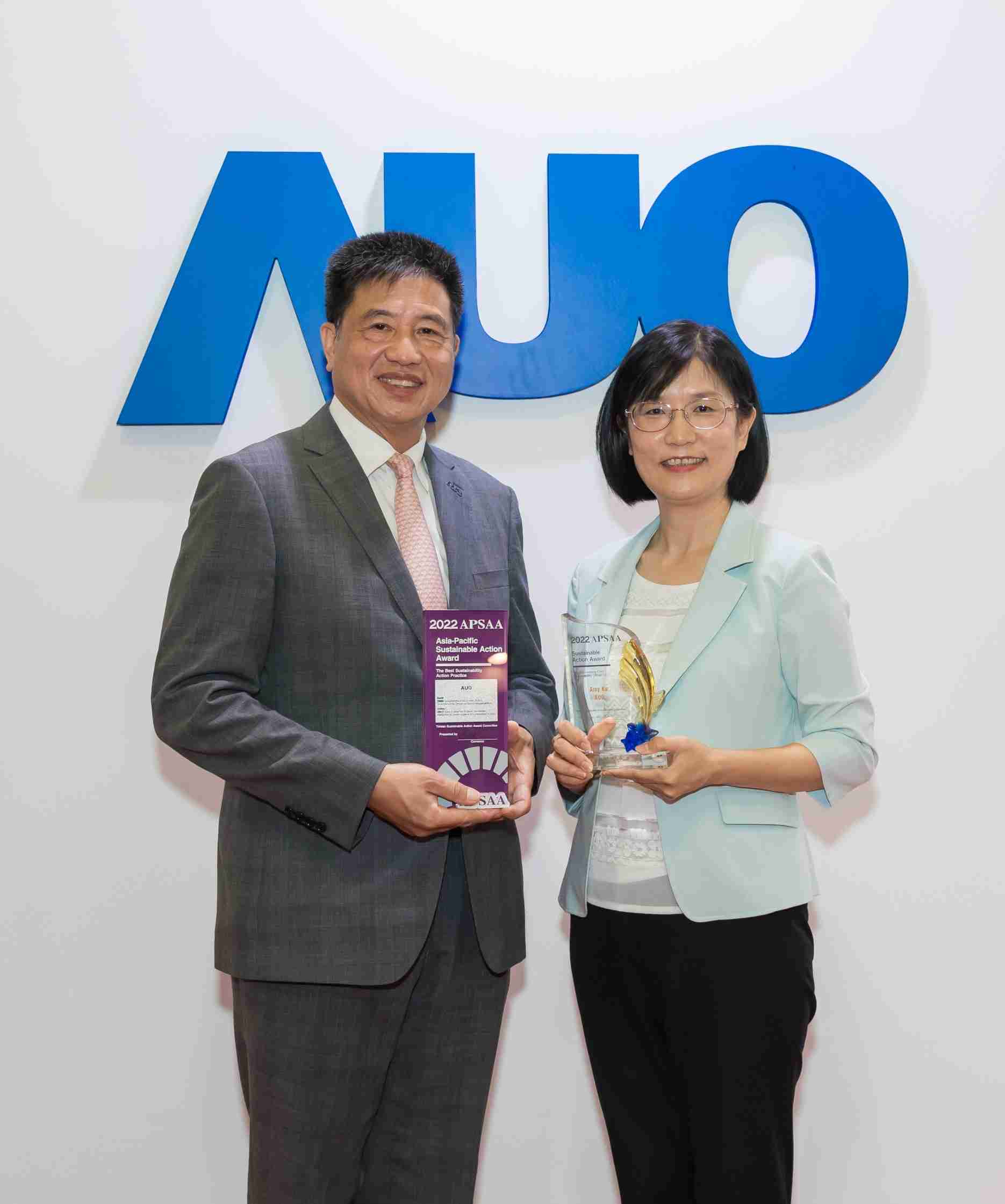 尊龙集团长期垫筑永续远景的基石，，，，透过ESG暨气候委员会逐步实践永续策略蓝图。。。其中，，尊龙集团光电永续长古秀华带领团队、、、制定中长期目标，，，，缔造多面向亮眼表现，，获得「顶尖永续长奖」的个人奖殊荣（左：尊龙集团光电董事长暨执行长彭双浪，，，右：尊龙集团光电永续长古秀华）