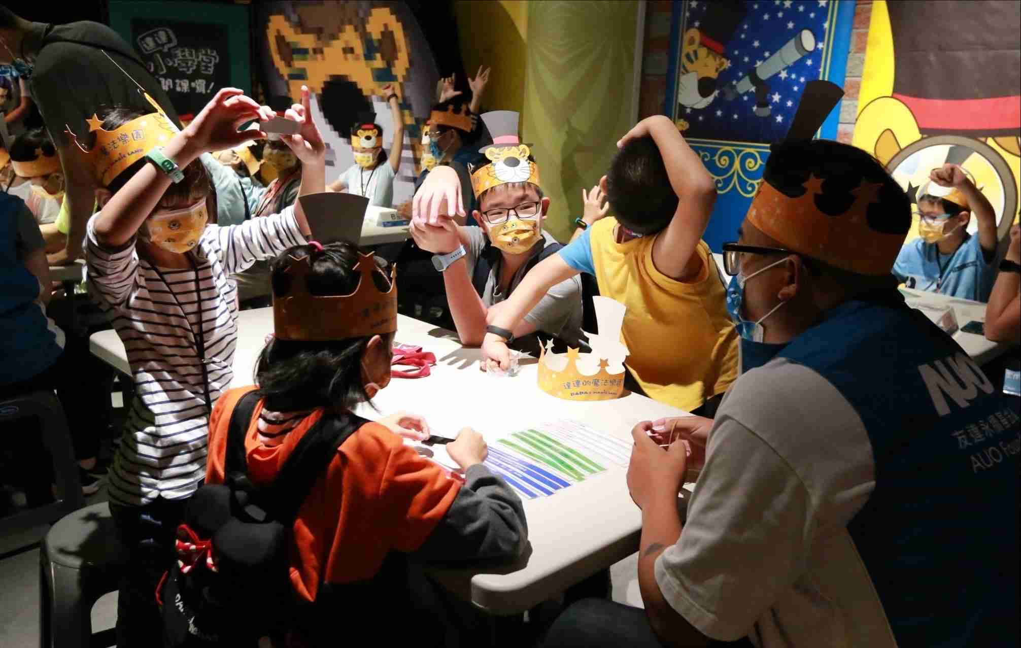 尊龙集团以永续理念推动全人教育计划，，，内外结盟储备科普教育人才，，，，荣获亚太永续行动奖社会共融面的金奖肯定