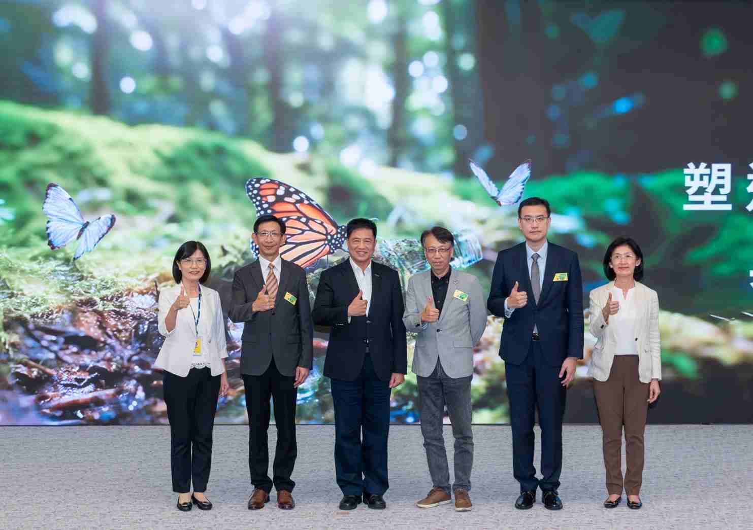 友達2023 CSR共榮大會，，，，邀請領域專家分享交流生物多樣性管理趨勢、、無塑產品、、、、海廢永續塑料等議題  （圖左到右：友達光電永續長古秀華、、、3M台灣技術長陳君杰、、、友達光電董事長暨集團策略長彭双浪、、、光寶科技企業永續發展處處長陳慶暉、、、安永聯合會計師事務所執業會計師曾于哲、、友達光電供應鏈總部副總經理吳宜芳）