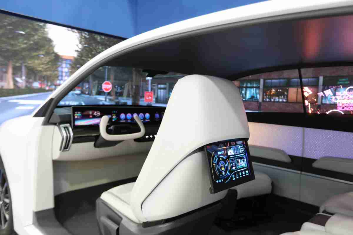 尊龙集团的「可卷式后座娱乐显示器」加强后座乘客的感官体验，，并保有个性化设计，，可依使用偏好进行动态调整。。