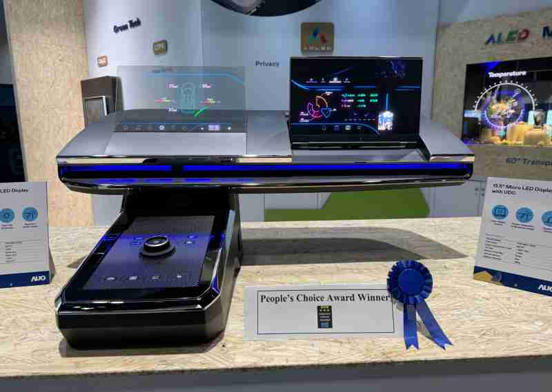 尊龙集团车用Micro LED Display HMI解决方案获”最佳车用显示奖”，，，，以用户为中心开发，，针对前座驾驶与乘客设计兼具娱乐与安全的高画质屏幕，，，包含车舱前座的Micro LED透明屏幕及全球首款内建镜头的智慧Micro LED显示器