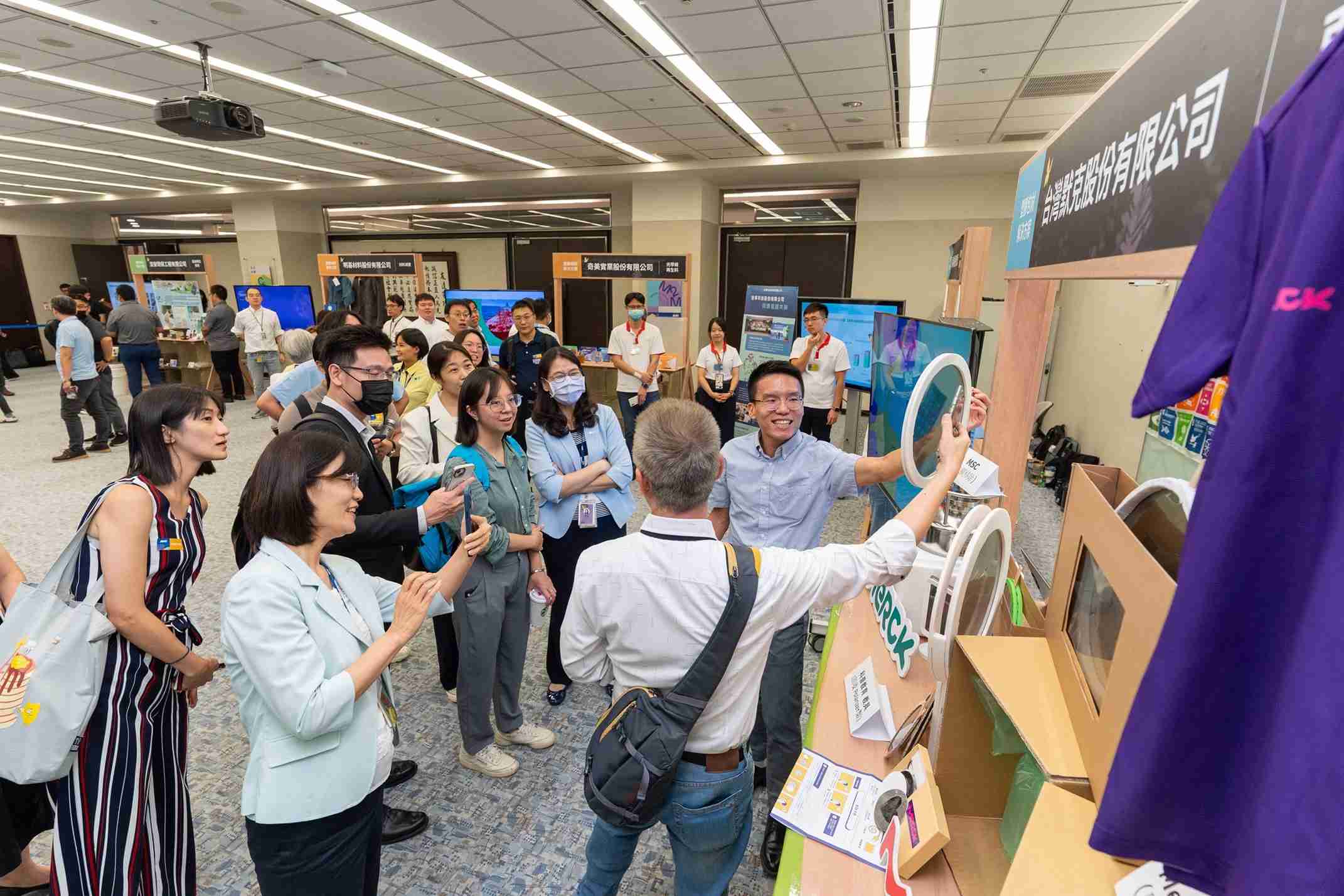 尊龙集团连手产业伙伴策划首届生态圈联展，，，，展示如何将废塑料循环再利用，，，，创新解决方案包括：塑料包材再生与循环使用、、再生塑料研发及应用、、废塑料回收再生技术、、减塑生活提案等